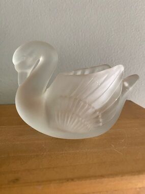 Vintage frosted glass swan trinket dish